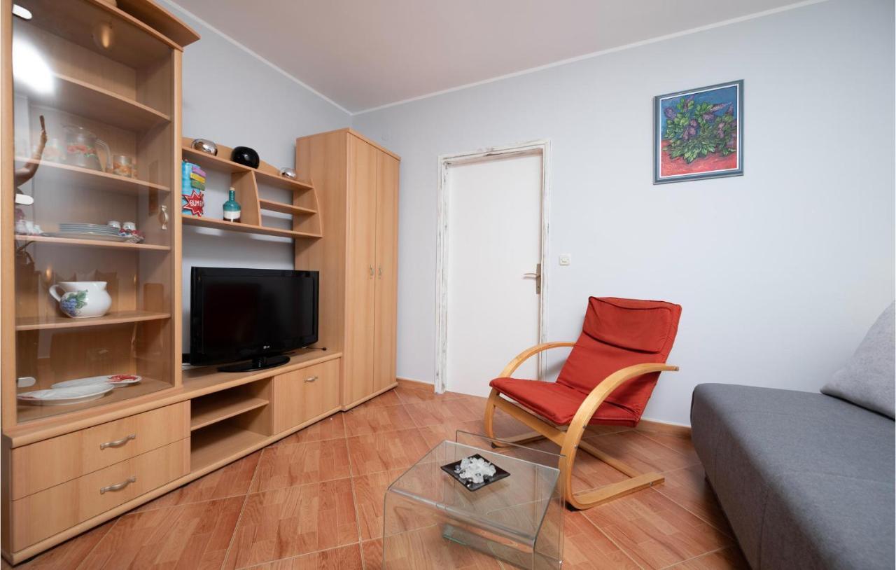 1 Bedroom Amazing Apartment In Peruski Экстерьер фото