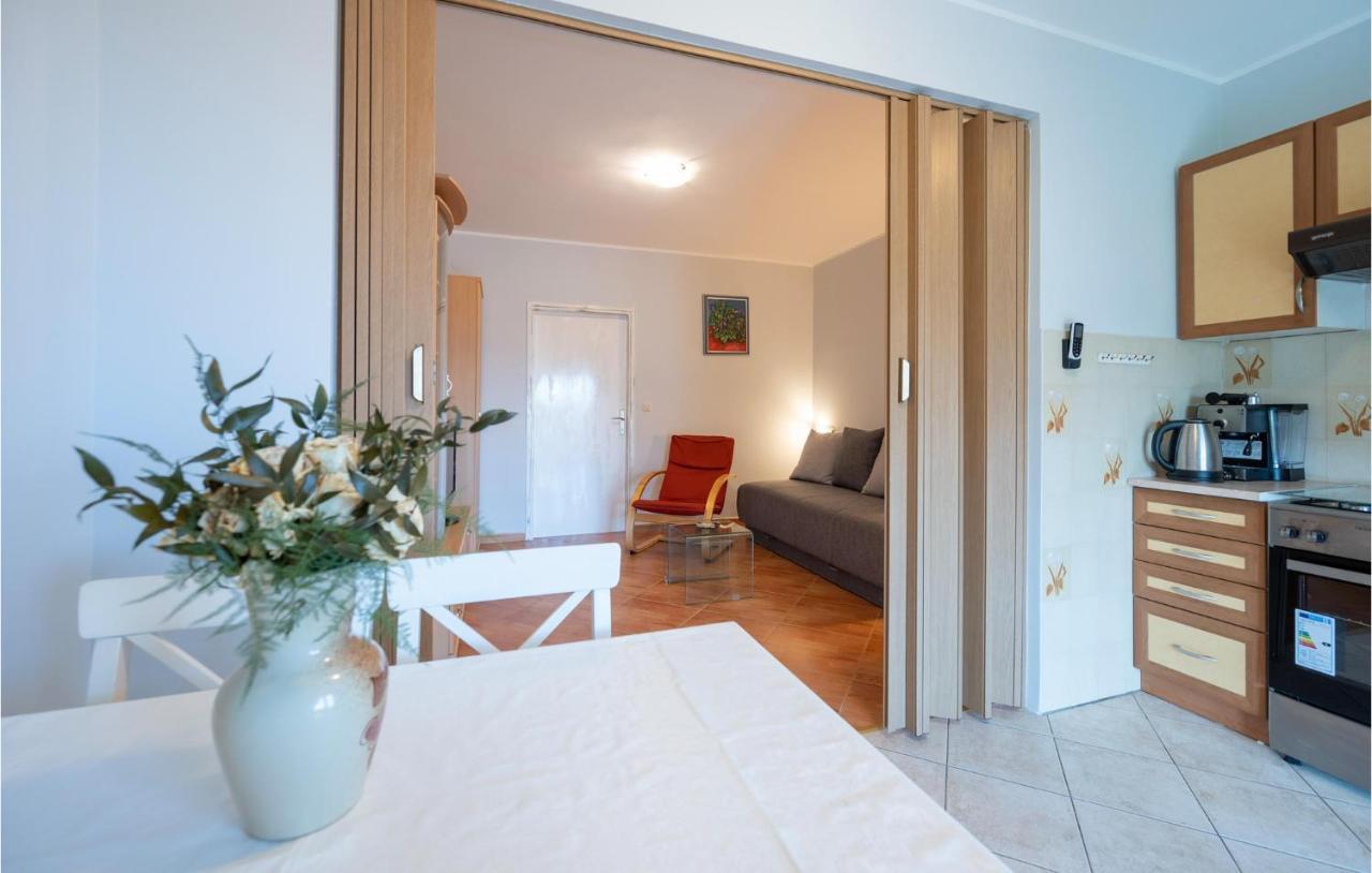 1 Bedroom Amazing Apartment In Peruski Экстерьер фото