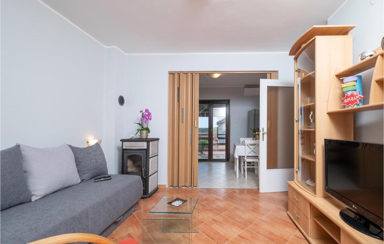 1 Bedroom Amazing Apartment In Peruski Экстерьер фото