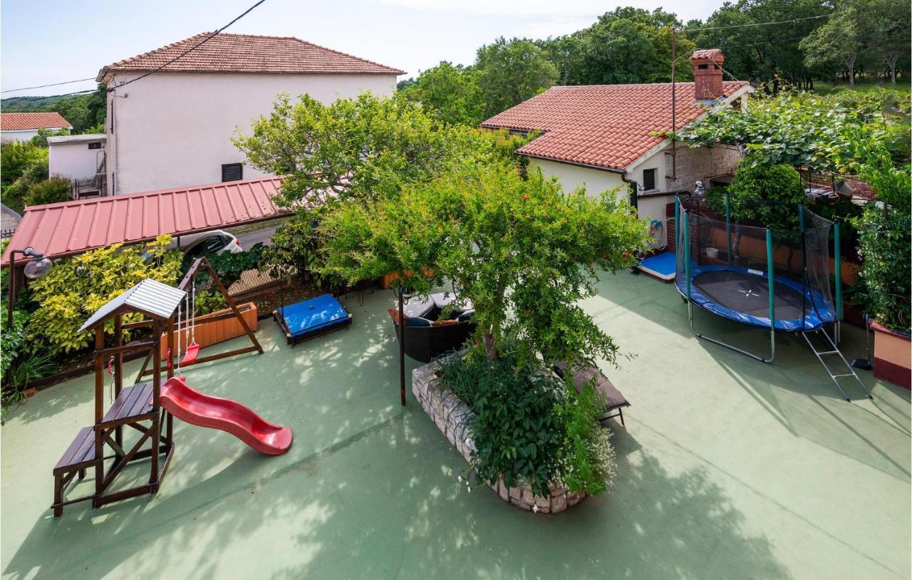 1 Bedroom Amazing Apartment In Peruski Экстерьер фото