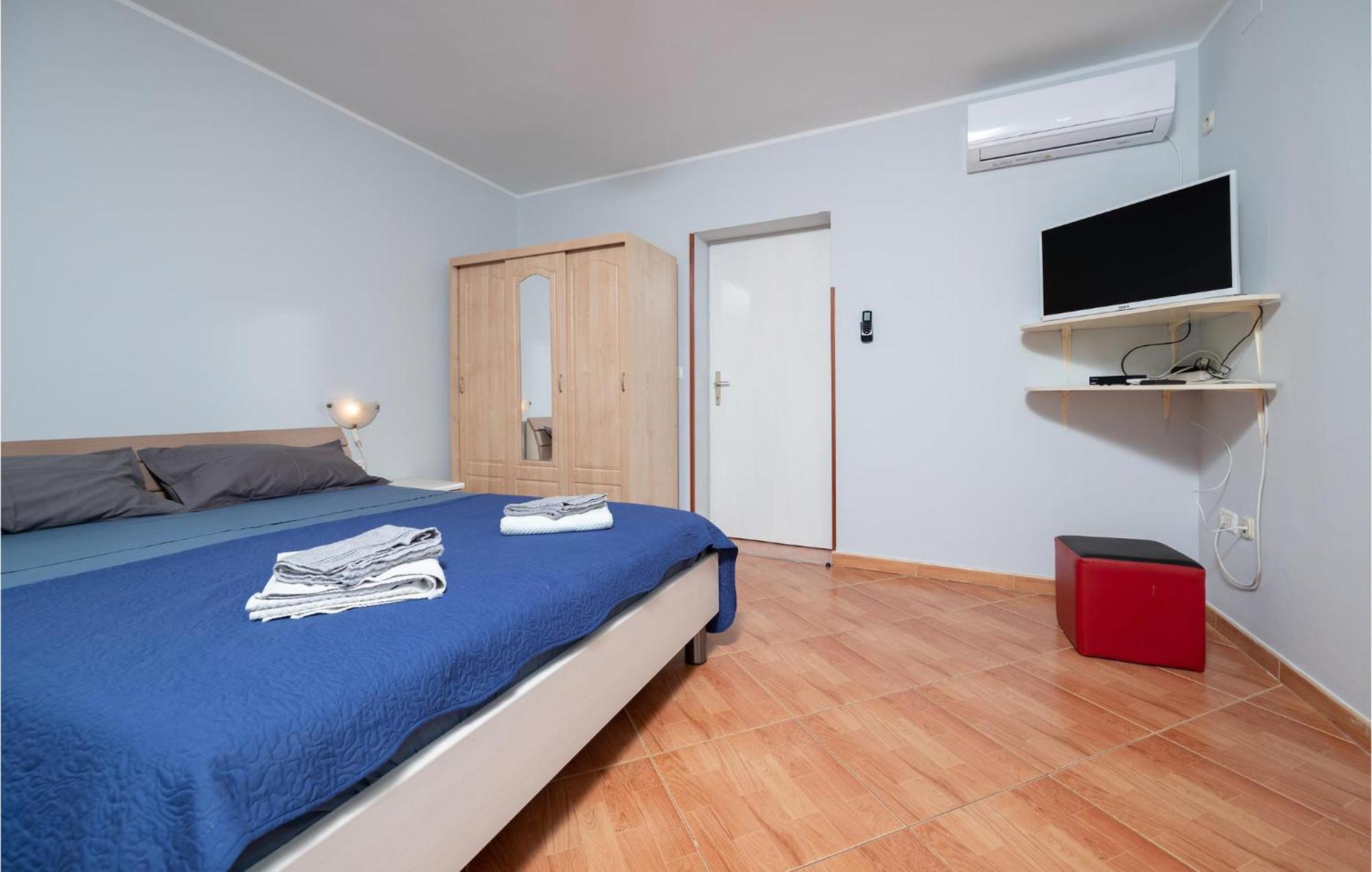 1 Bedroom Amazing Apartment In Peruski Экстерьер фото